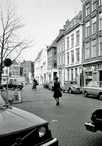 831392 Gezicht in de Korte Minrebroederstraat met rechts de voorgevels van de huizen nrs. 3 (rechts)- hoger te Utrecht.